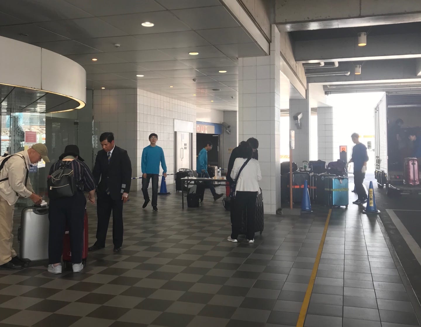 東京駅から都バスで約30分ほど。晴海埠頭のバゲージドロップの様子