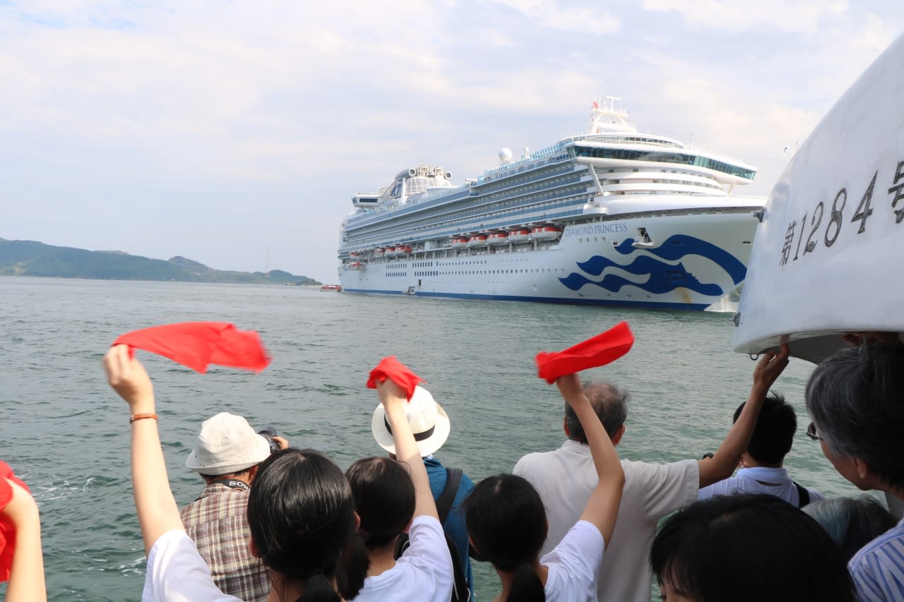 赤いハンカチ振ってダイヤモンド・プリンセスお見送り | Cruisemans