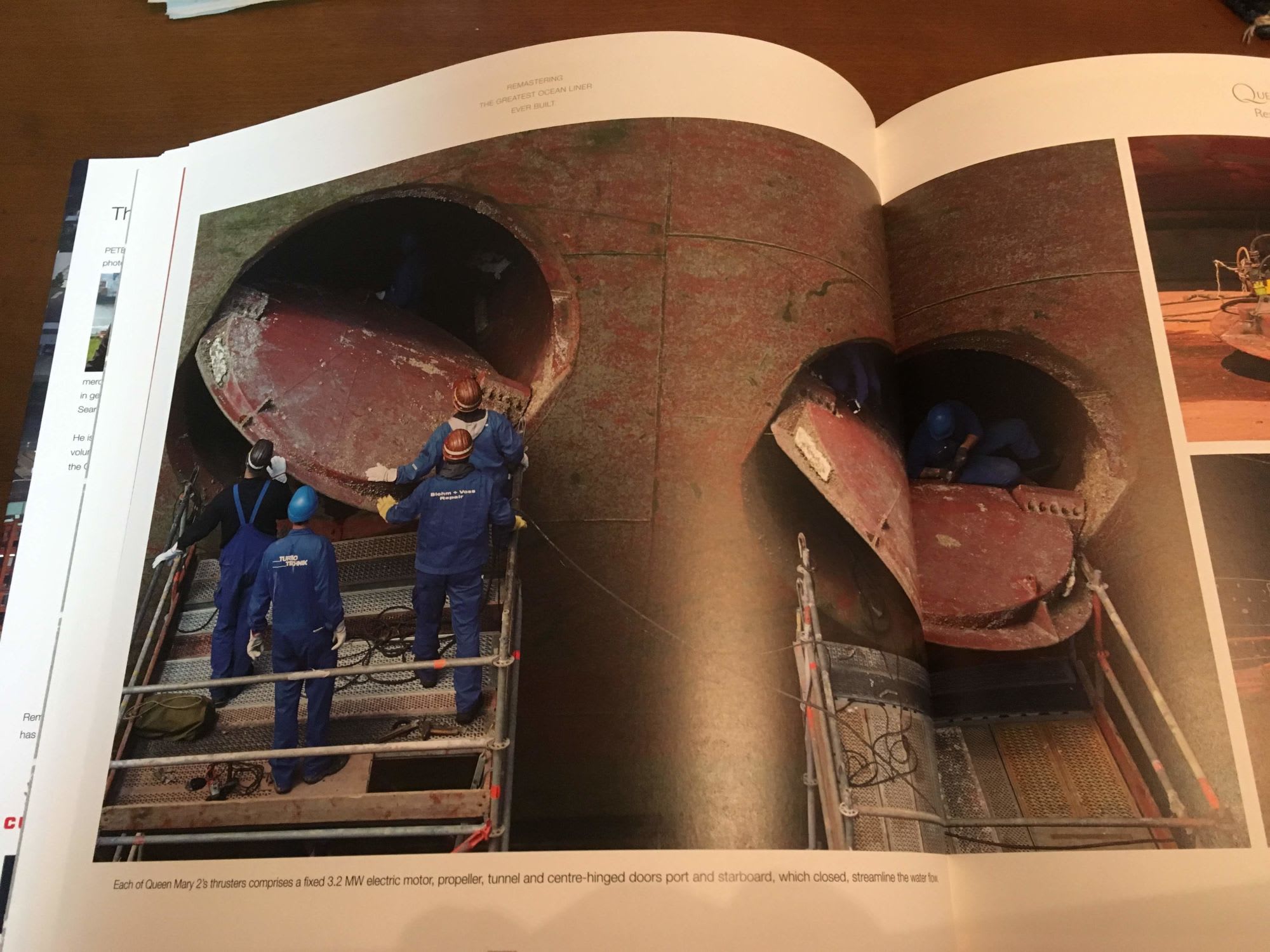 写真下部に、スラスターの説明あり。