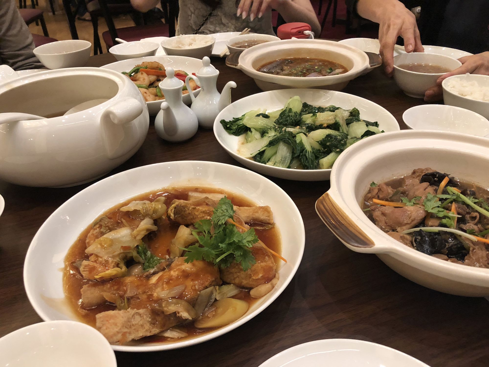 初日の夕食。一般のレストランです。