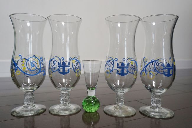 ロイヤルカリビアンのバーで提供されているスーベニアグラスです。ショットタイプのものは色違いの品を集めている最中です。