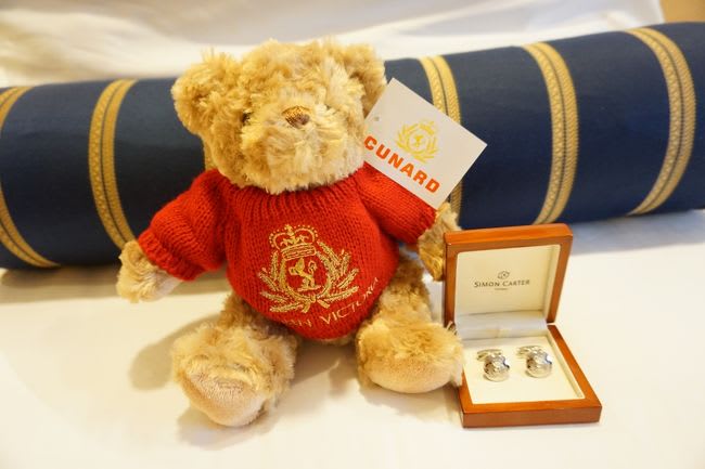175年記念モデルと迷ってQueen Victoriaモデルを選んだテディベア。Cunardのロゴが入ったカフスはフォーマルナイトにピッタリ。
