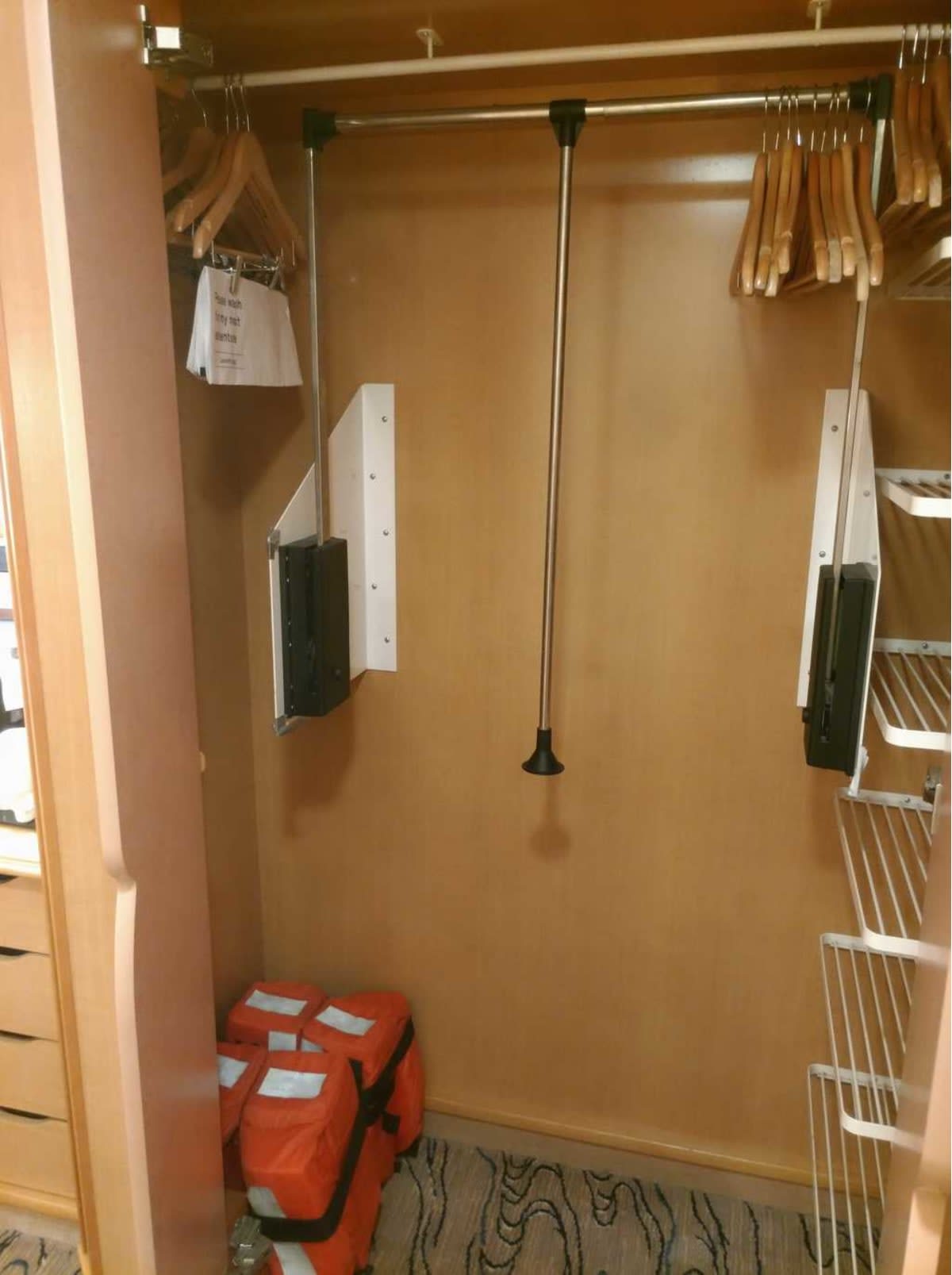 クローゼットも、車椅子に座ったまま使える高さに引き下ろせます。真ん中のポールを引くと、手前の低い高さにハンガーごと降りてきます。
