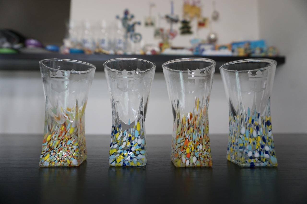 モデルニスモ建築を思わせるカラフルなグラス。こちらもバーのスーベニアグラスです。