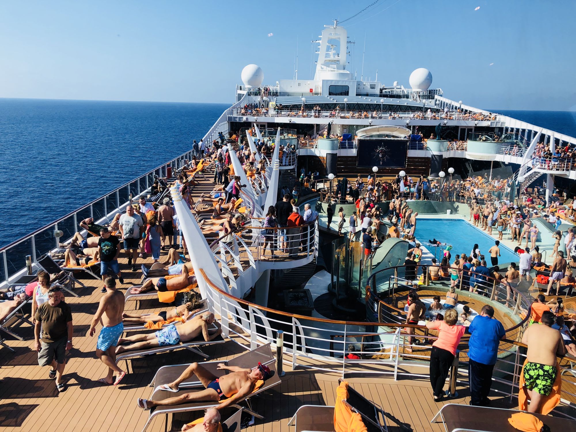 デッキはいつも人がいっぱい