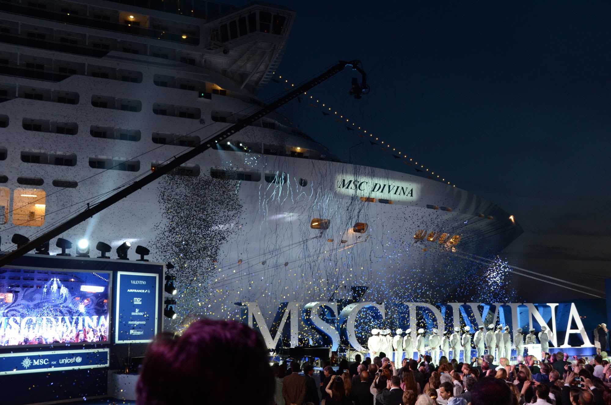 セレモニー最大のクライマックス､シャンパンボトルが船体にぶつかり割れ､紙しぶきに大きな拍手が