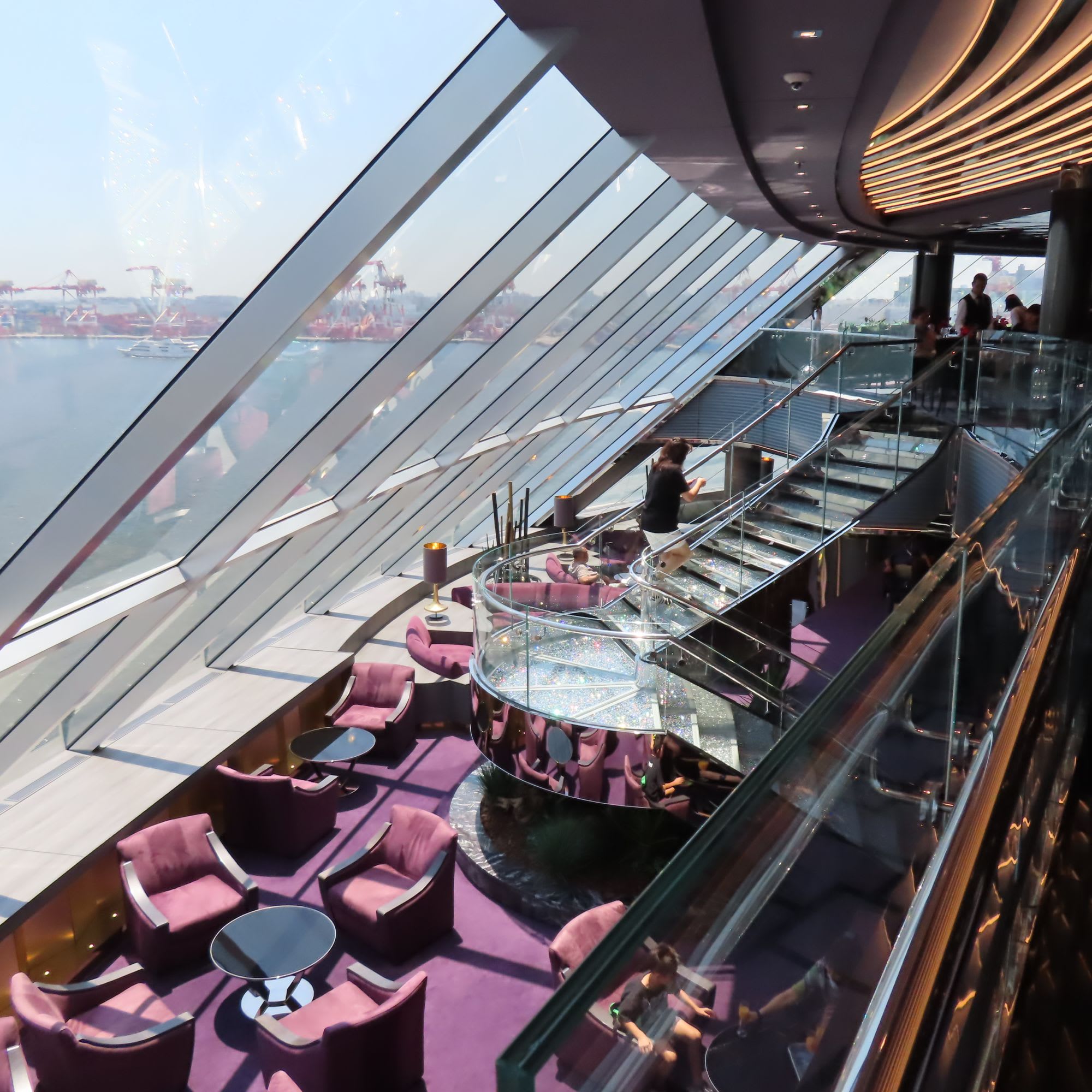 船首の最上階にある見晴らしの良いヨットクラブ専用レストランから階段を下りてトップセイルラウンジへ。
眺望もご馳走のうち。