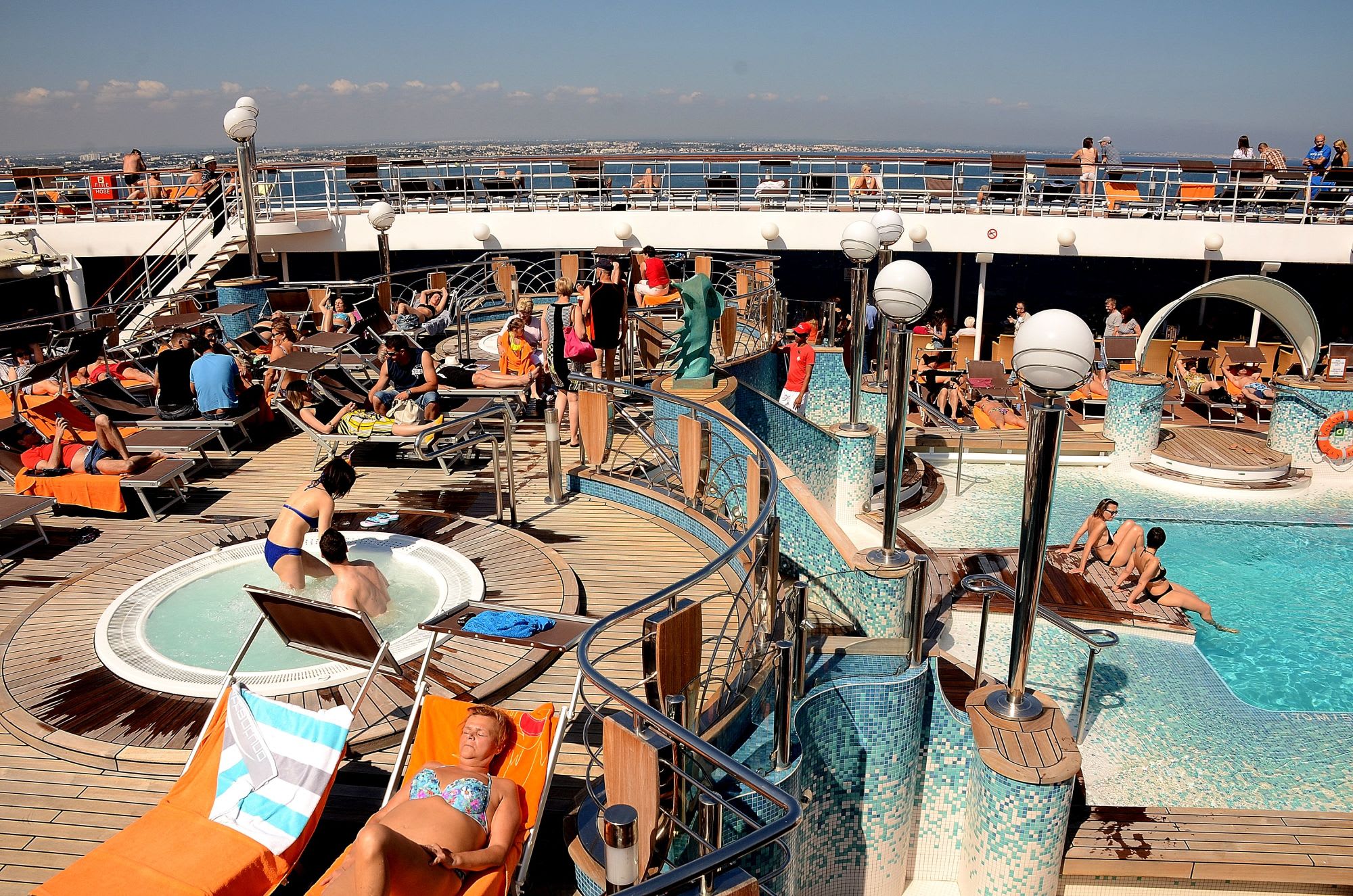 三日目：天気も良くプールサイドでくつろぐ乗客の皆さん。クルーズは目的地への移動も楽しみながら。