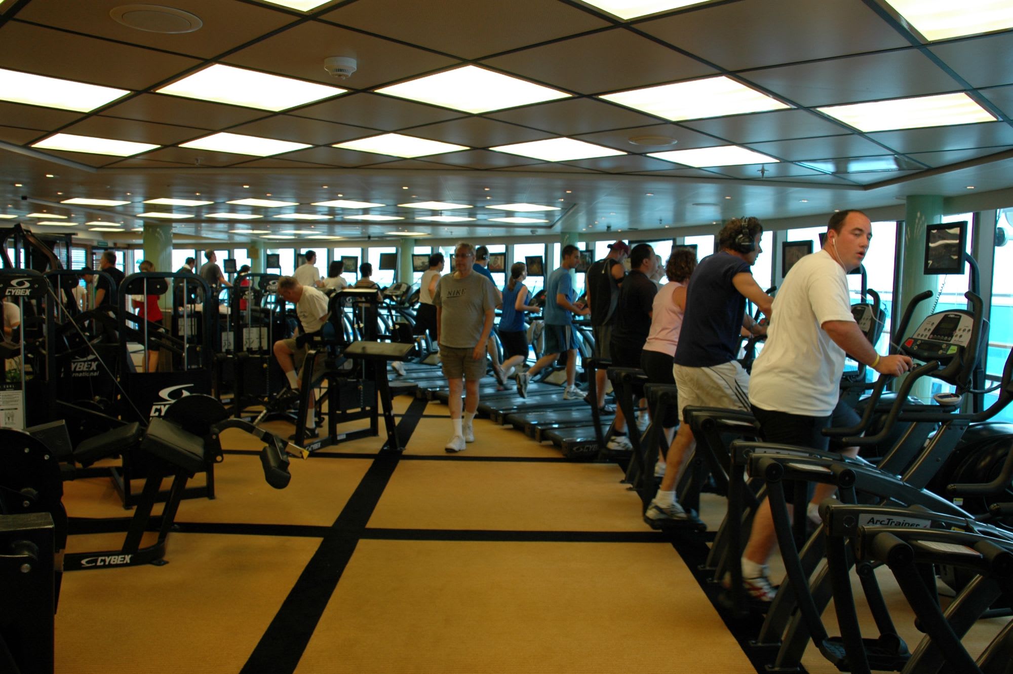 終日航海日はジムも満員