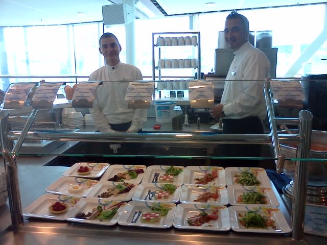 セレブリティークルーズはヘルシー志向もあり。野菜系中心のライトミールもある。多くの乗客はやっぱりガッツリ食べたいのか、こ