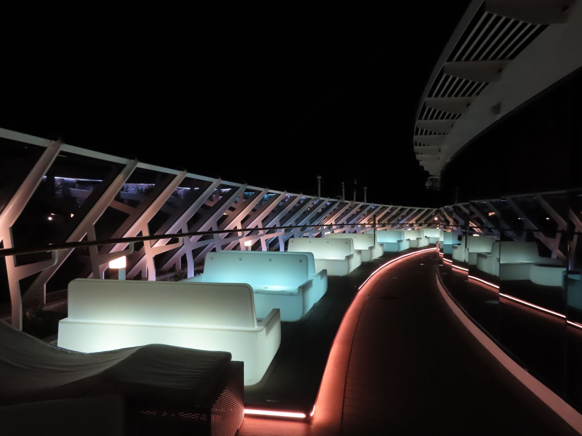 ラウンジ外でとてもムードが良いですが風が強いです。