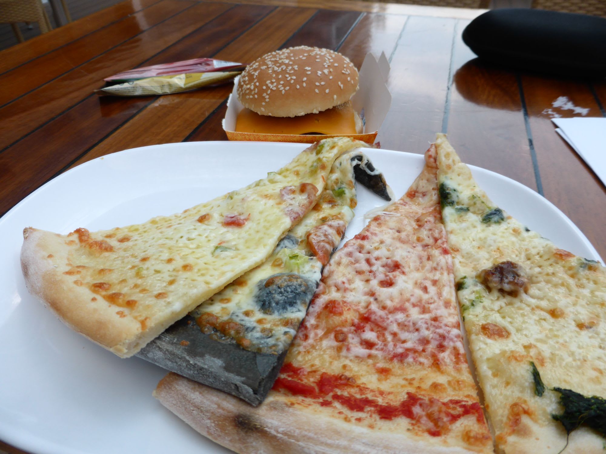 夜遅くまでやっているビュッフェレストランのピザ