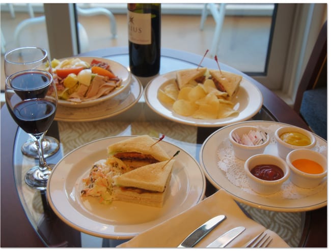 ルームサービスも頼んでみました。