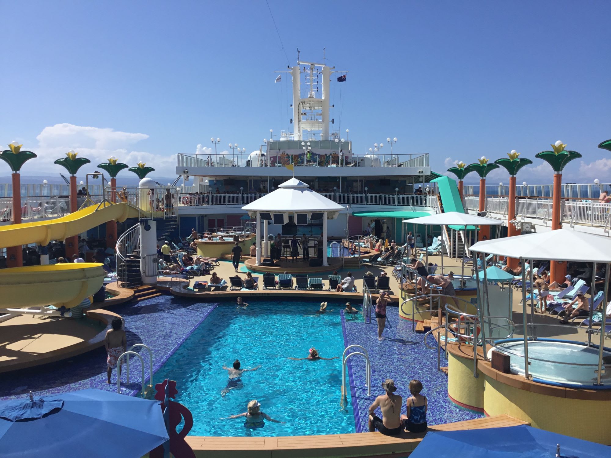 毎日いいお天気で、プールサイドが気持ちいい。