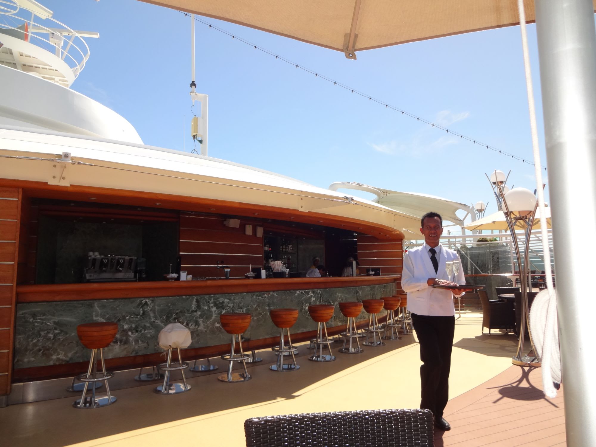 バトラーさんがプールサイドまで飲み物を持ってきてくれます。