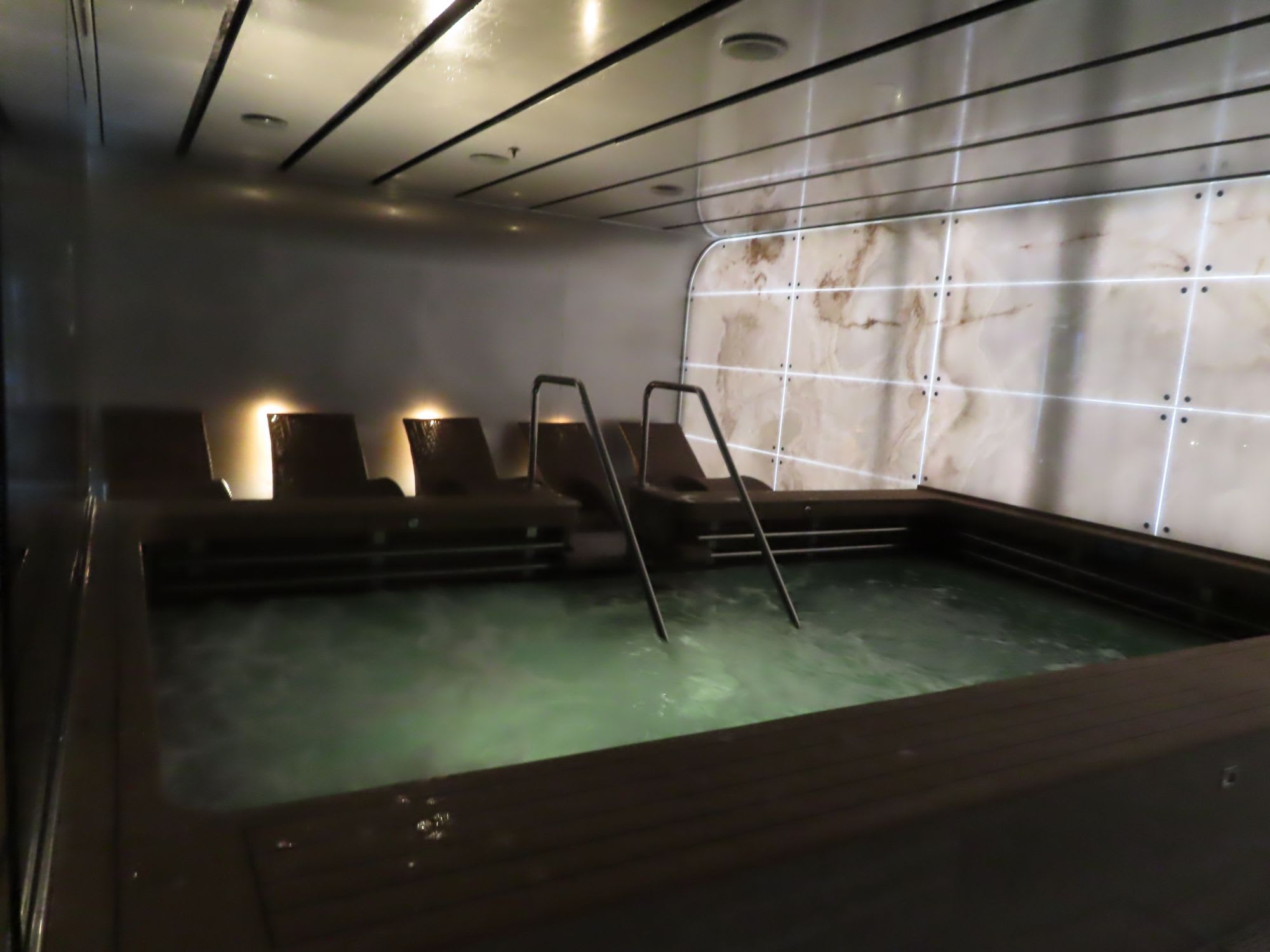 アウレアスパにある塩水ジャグジーです。温度は39℃位で長い時間は入れました。（スパ内は水着着用です）