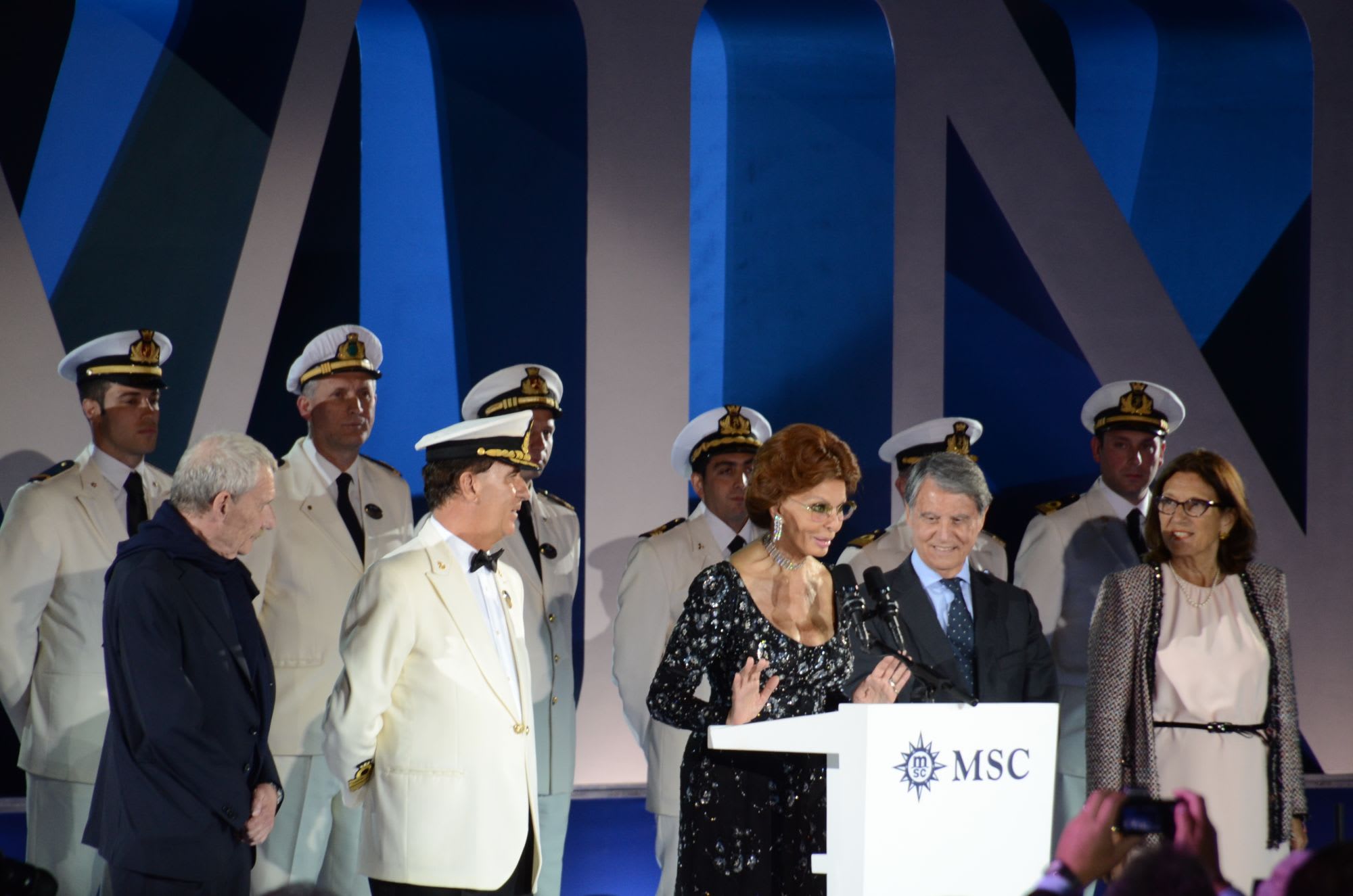MSCのオーナーとキャプテンの見守る中､ソフィア・ローレンの挨拶(さすがすごいオーラが漂う)