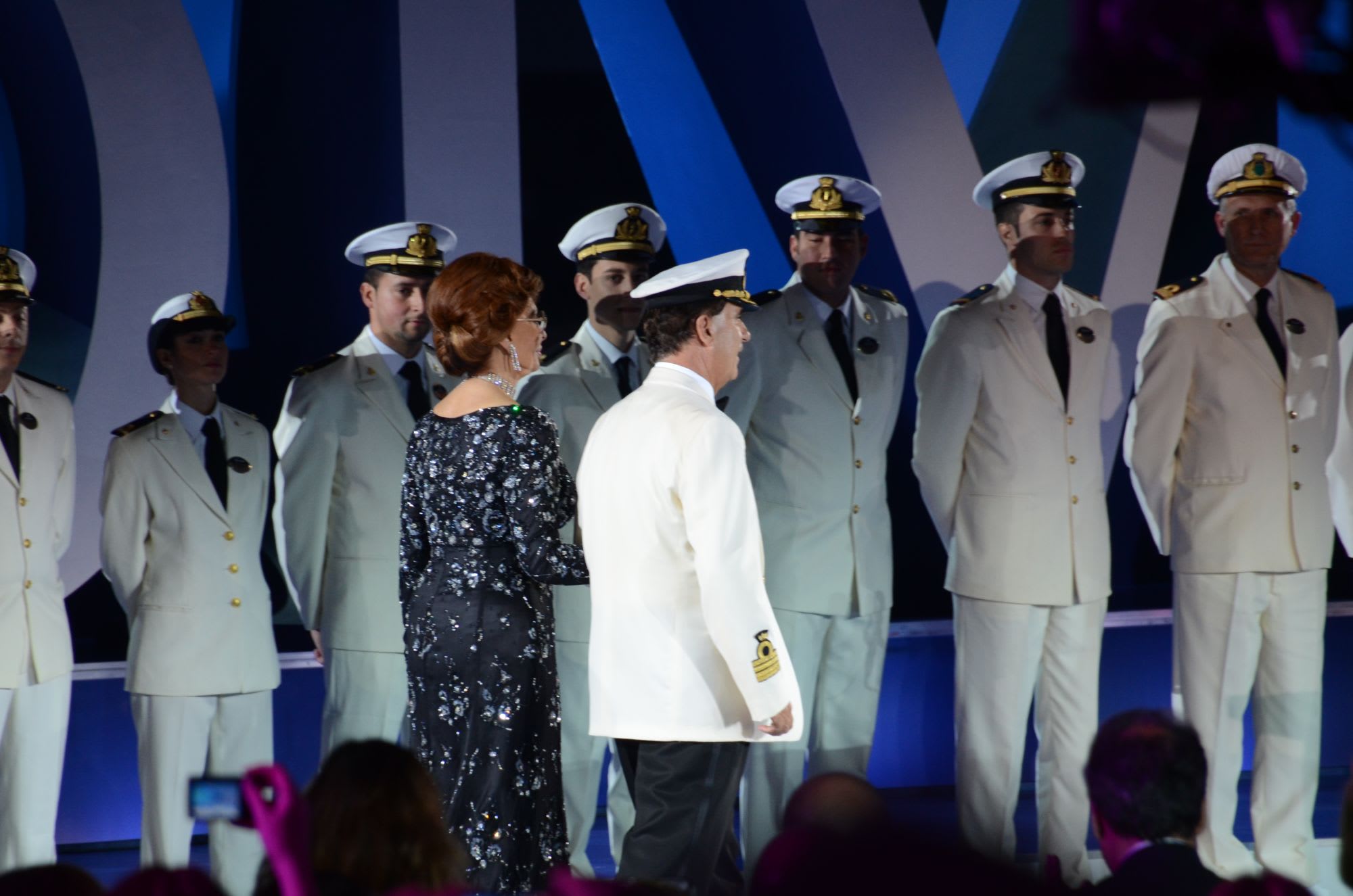 いよいよメインセレモニー､ゴッド・マザー(名付け親)イタリアの名女優ソフィア・ローレンがキャプテンにエスコートされ登場