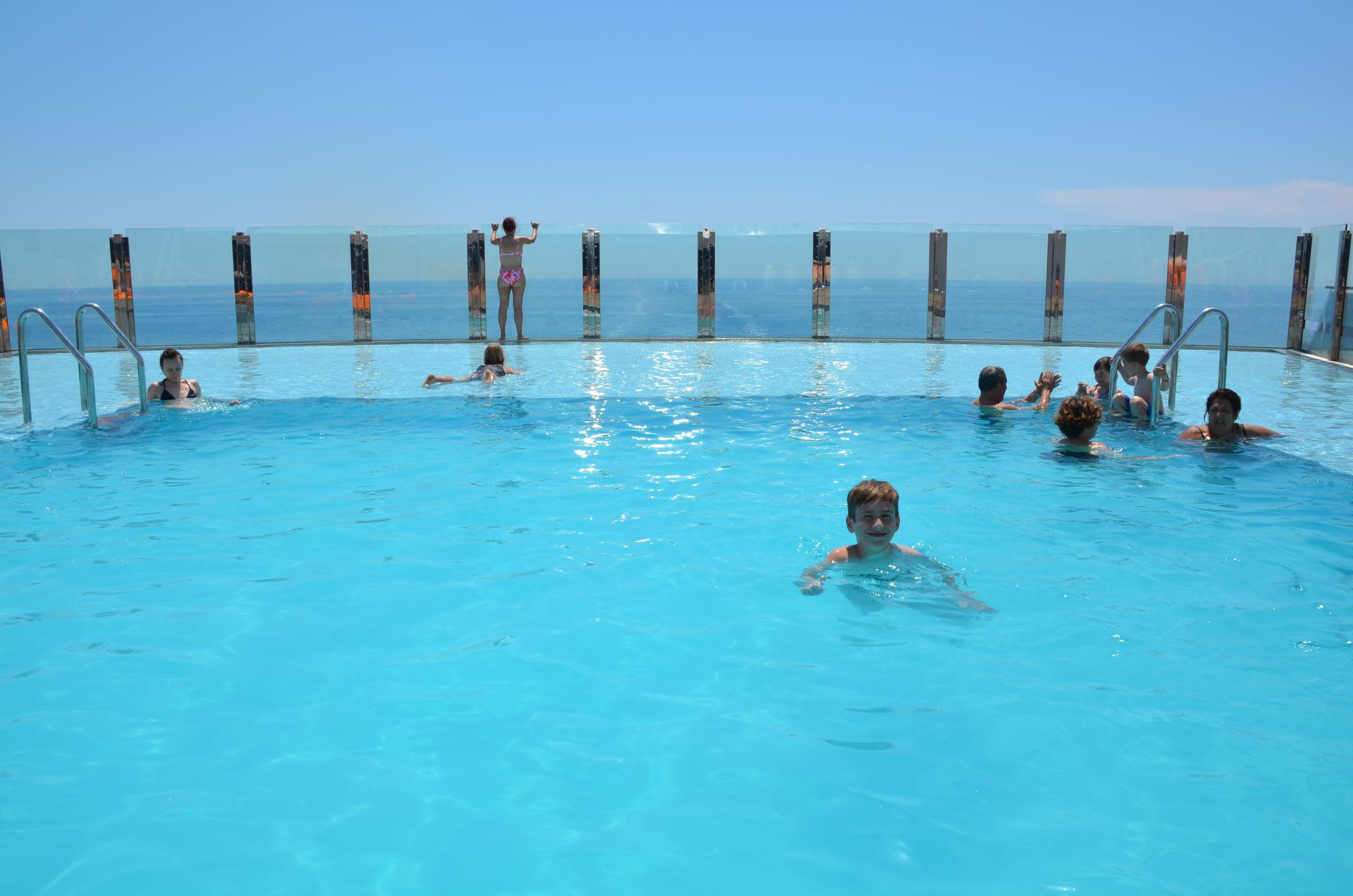 五日目:終日航海日､インフィニティプールで過ごす乗客たち