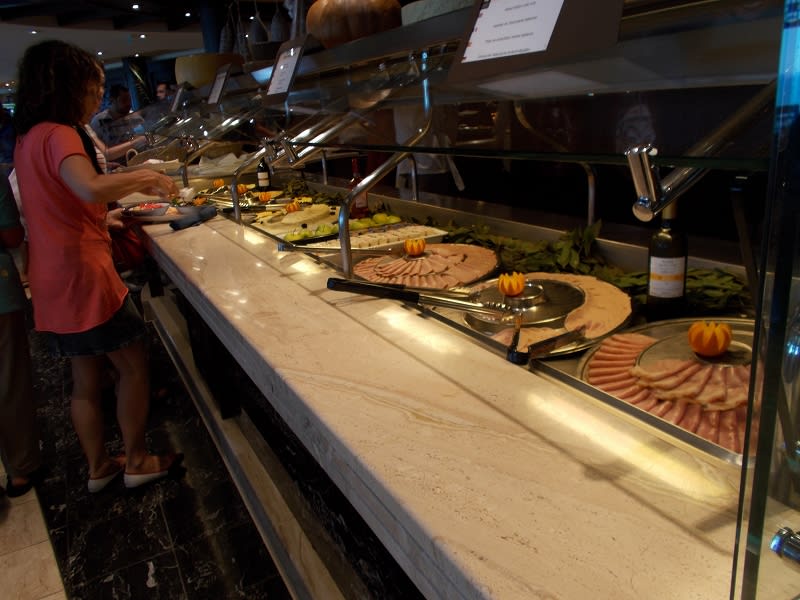 ここは、ブッフェレストラン

朝と昼はここで食事をしていました。

