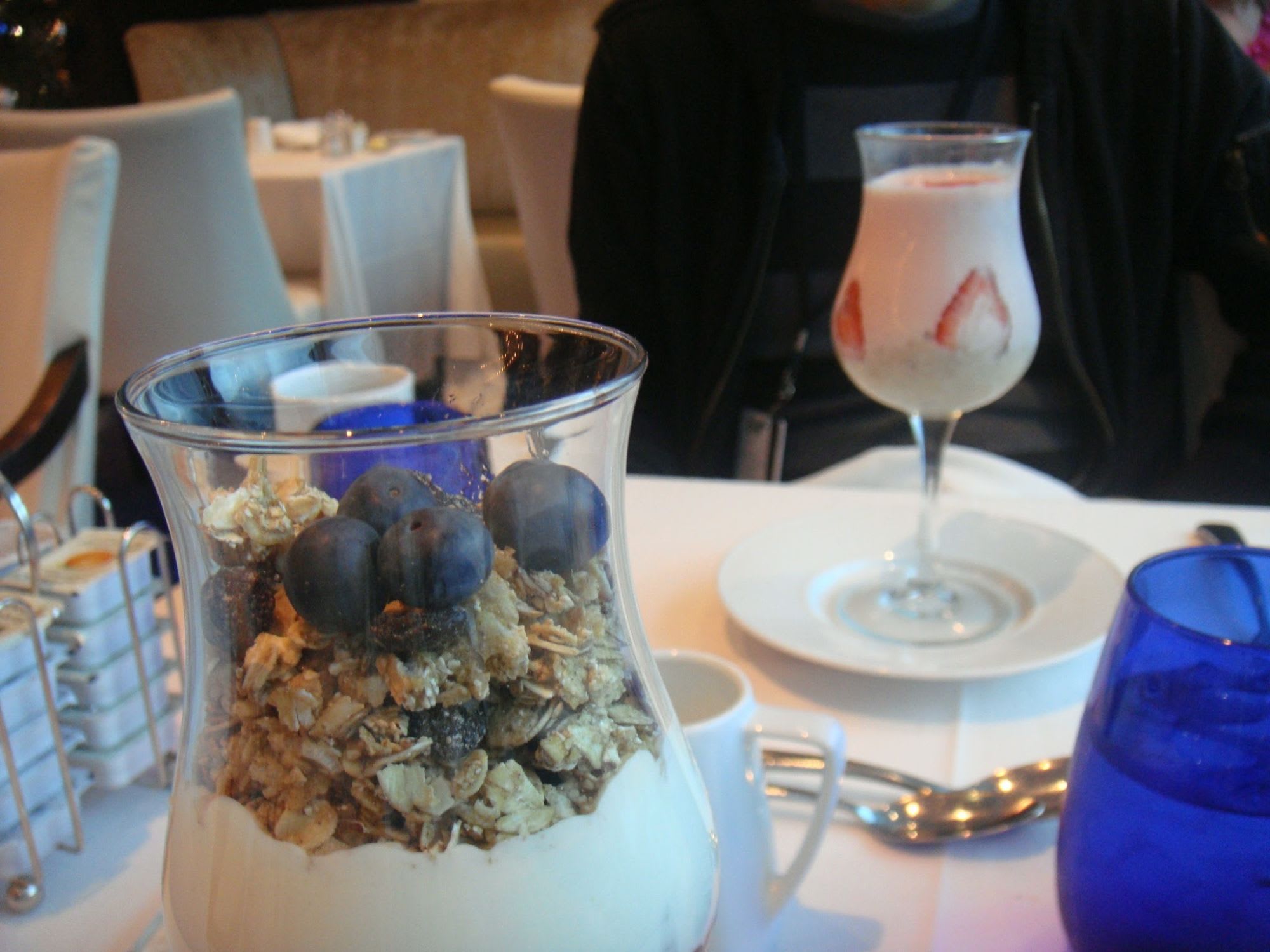 Bluでの朝食。ヨーグルトのパルフェや、スムージーがお気に入り。