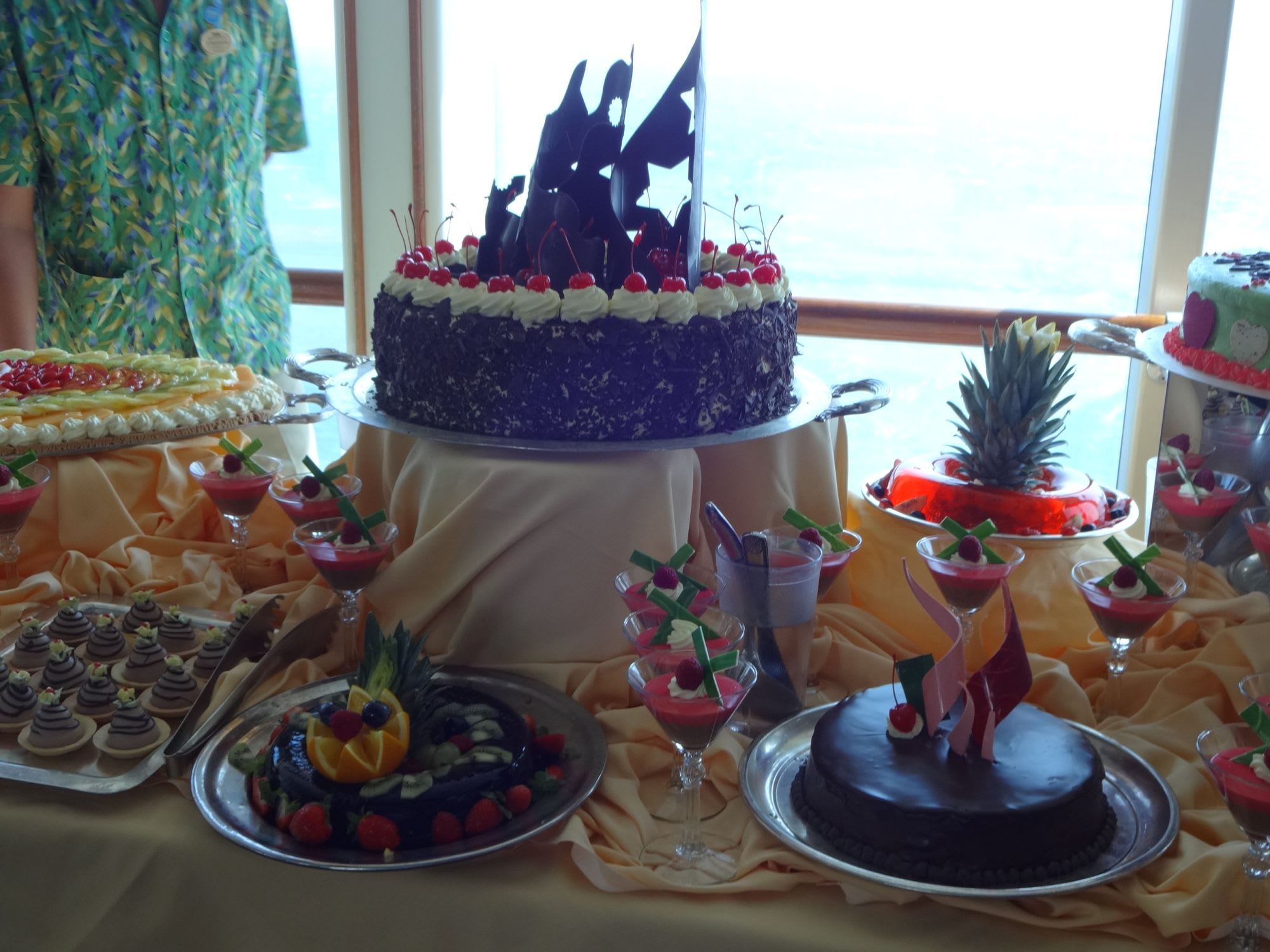 30分間撮影タイムが設けられ、その後ビュッフェスタート！！
フルーツタルト、シャンパングラスのスイーツ、ティラミスが食べ