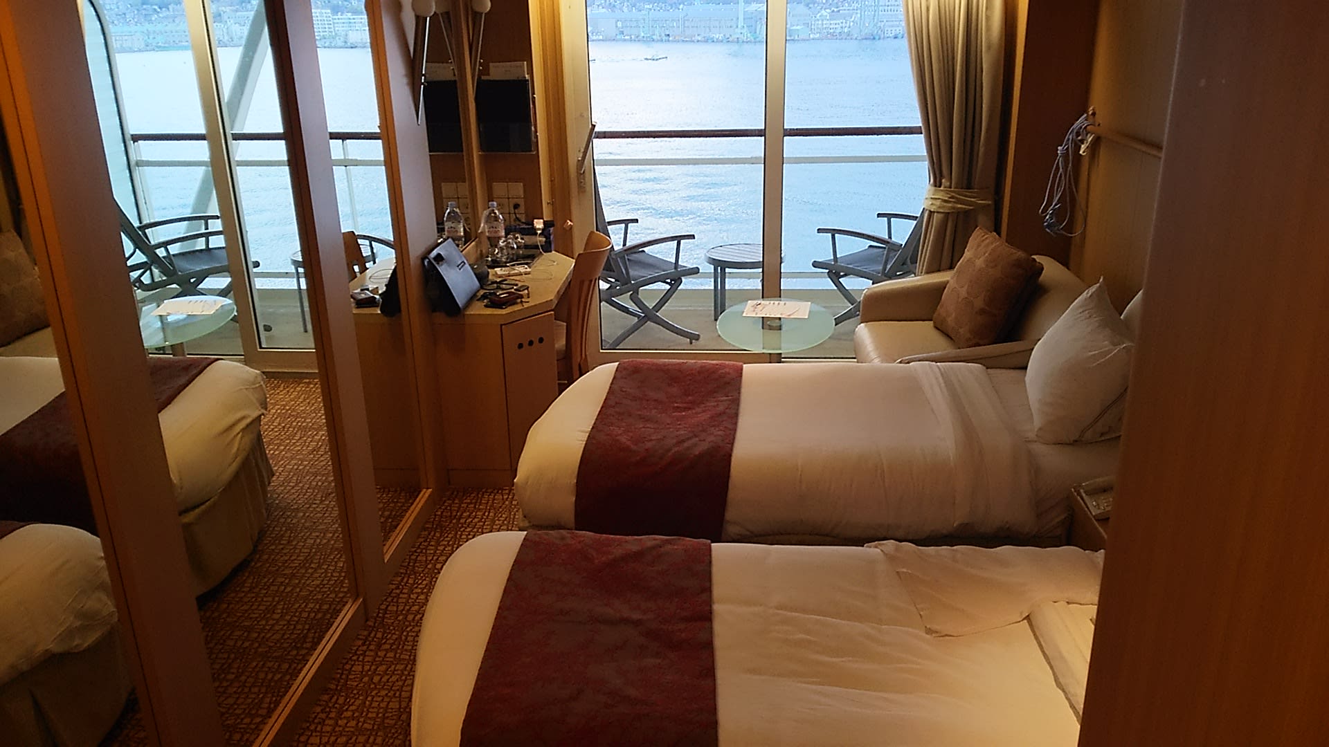 バルコニー客室。落ち着いた清潔感ある部屋でした。