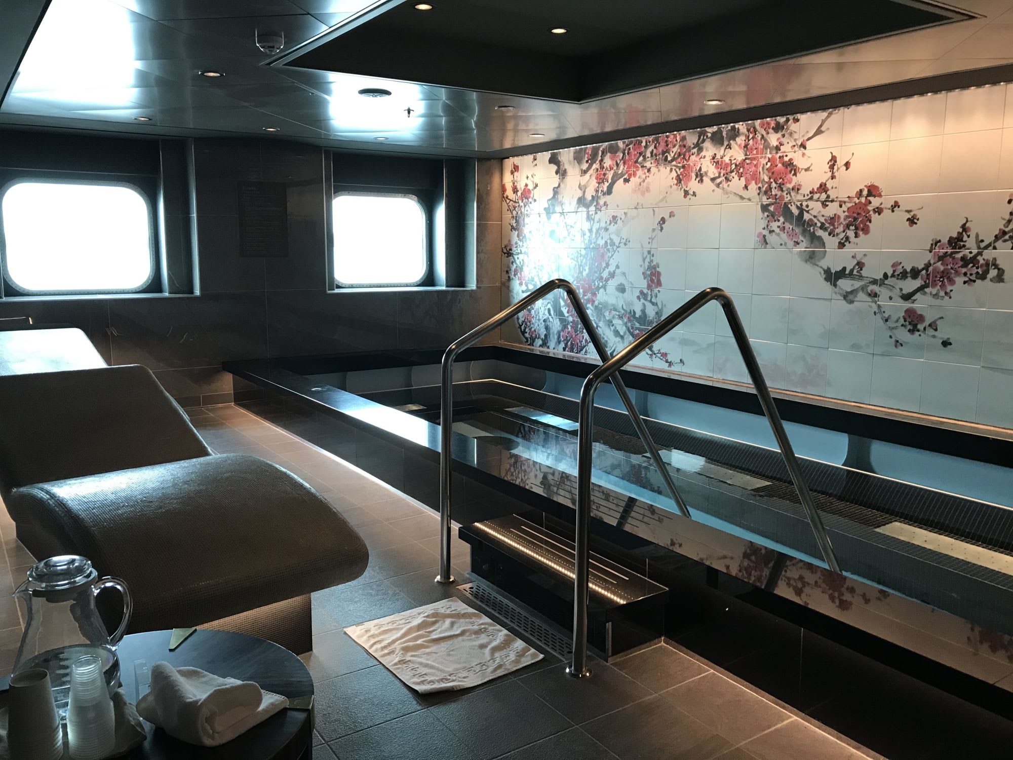 クルーズのスパは日本のホテルスパ並みにお高いですが、
ゲンティンドリーム のアジアンスパはお手頃価格なので
利用しようと