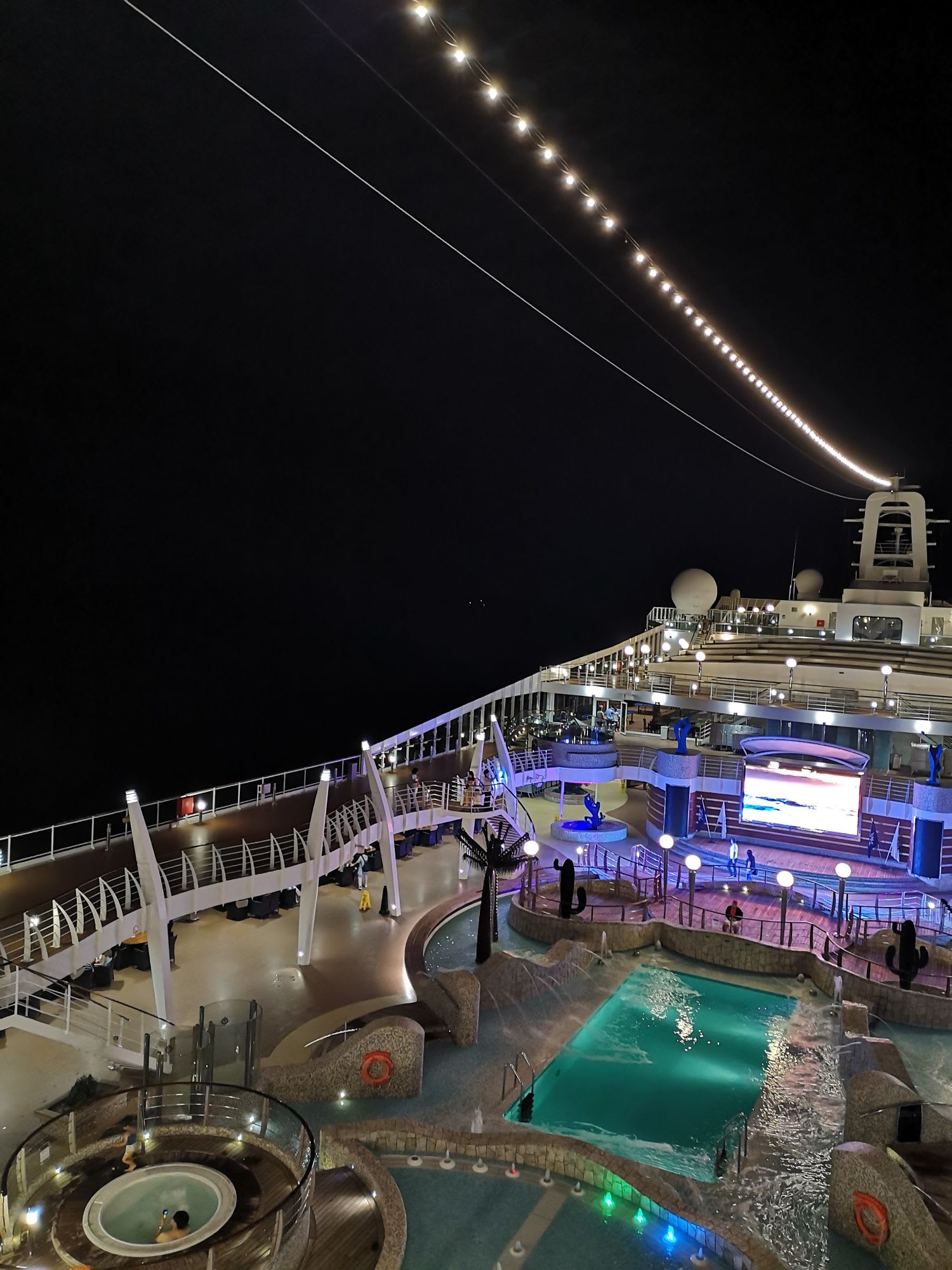 夜中はデッキプール