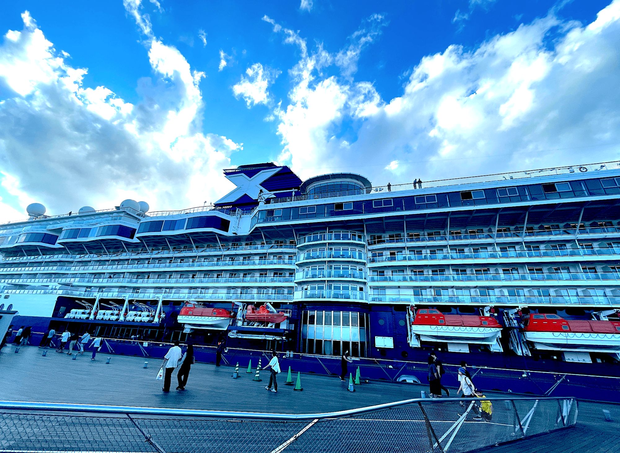 多くの市民が客船外観を見て、その客船の存在感の大きさに驚きの声を上げていた