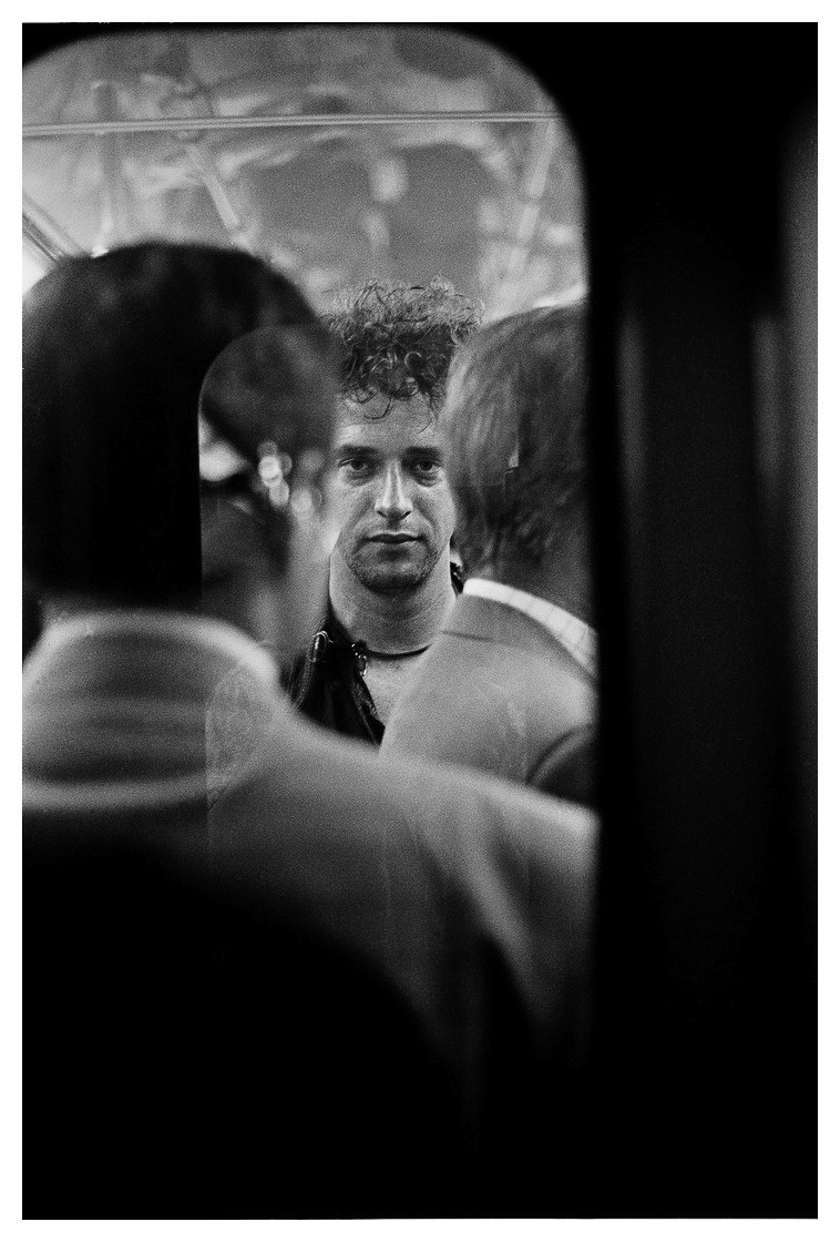 Gustavo Cerati en el metro de Santiago. Por Javier Godoy.