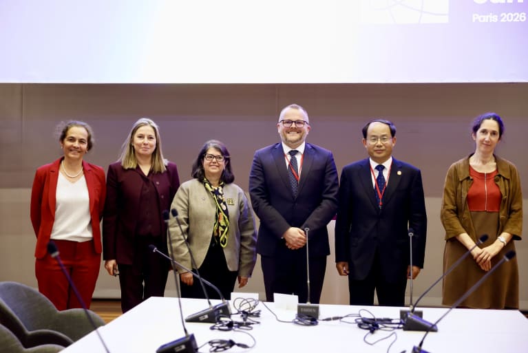 Photo de famille table ronde.jpg