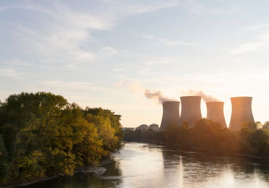 Le Comité Stratégique de la Filière Nucléaire réunit les acteurs de la filière nucléaire : l'Etat, les industriels et les partenaires sociaux.