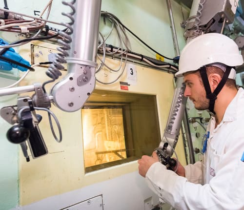 Orano, HELSLY CEDRIC, Activités de découpe par téléopération
