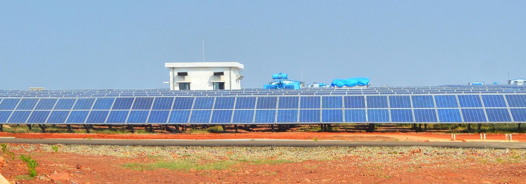 The Welspun Solar power plant outside of Bhagwanpura villiage, Neemuch. (Rahul Talreja, licensed under CC BY-SA 4.0) The Welspun Solar power plant outside of Bhagwanpura villiage, Neemuch. (Rahul Talreja, licensed under CC BY-SA 4.0)