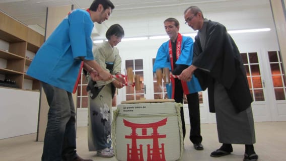 Photos de Kagami Biraki, de gauche à droite : - Yoshiaki Shiokawa, propriétaire de la Maison WA - Sakurako Nagira, représentante de la préfecture de Gumma - Sylvain Huet, organisateur du Salon du Saké 2015 - Yoshifumi Fujii, Président du producteur du saké "Fujii Shuzo"