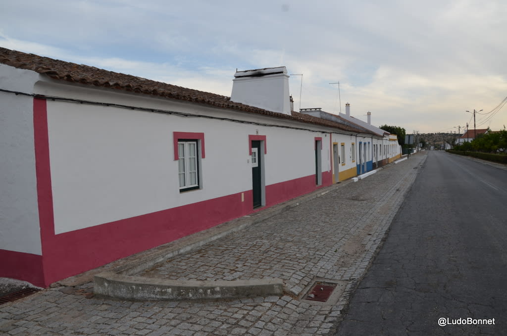 Maison colorée Road trip Jeep Cherokee Portugal