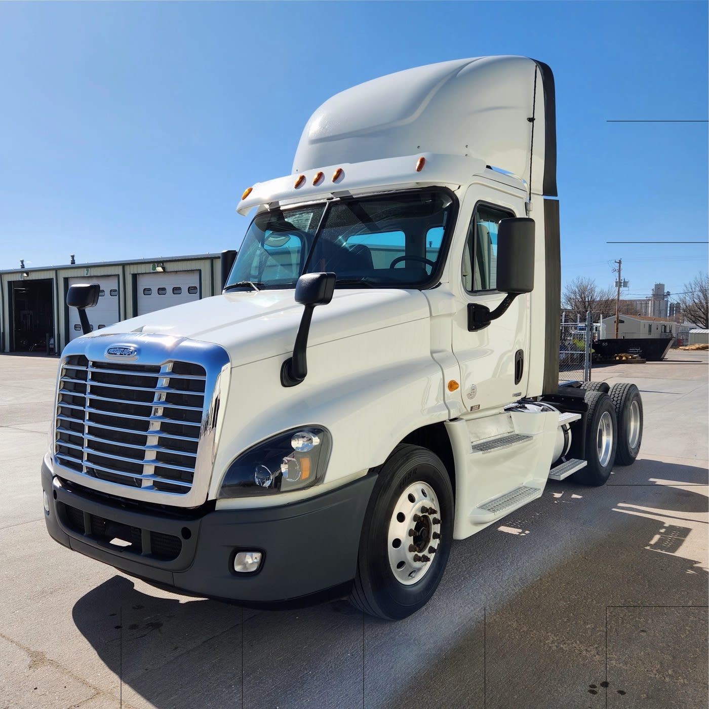 Exterior front drivers side for this 2014 Freightliner Cascadia (Stock number: UESFL5194)