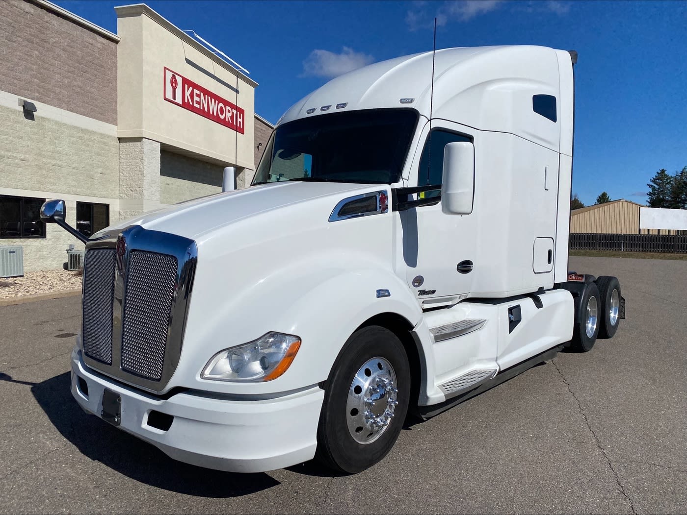 Exterior front drivers side for this 2020 Kenworth T680 (Stock number: ULJ418918)