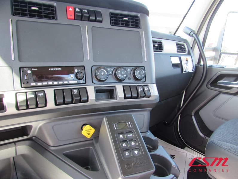 Interior radio and navigation system for this 2024 Kenworth T880 (Stock number: RJ371257)