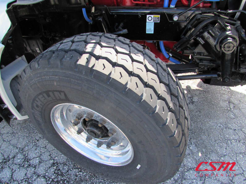 Passenger side front tire tread for this 2024 Kenworth T880 (Stock number: RJ371257)