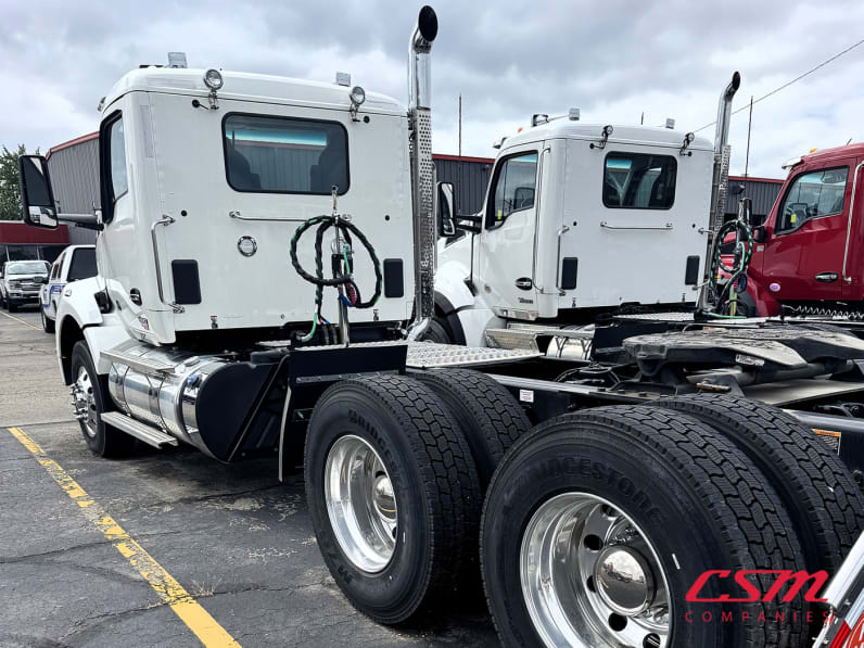 Exterior rear driver side for this 2024 Kenworth T880 (Stock number: RJ383363)Weeee