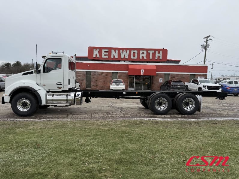 Exterior full driver side for this 2025 Kenworth T880 (Stock number: SJ131608)Weeee