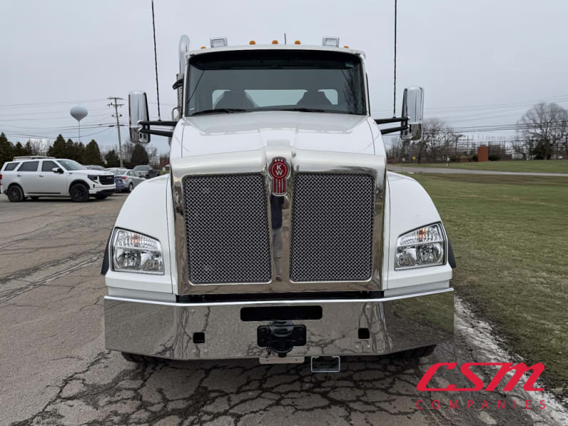 Exterior full front view for this 2025 Kenworth T880 (Stock number: SJ131608)Weeee