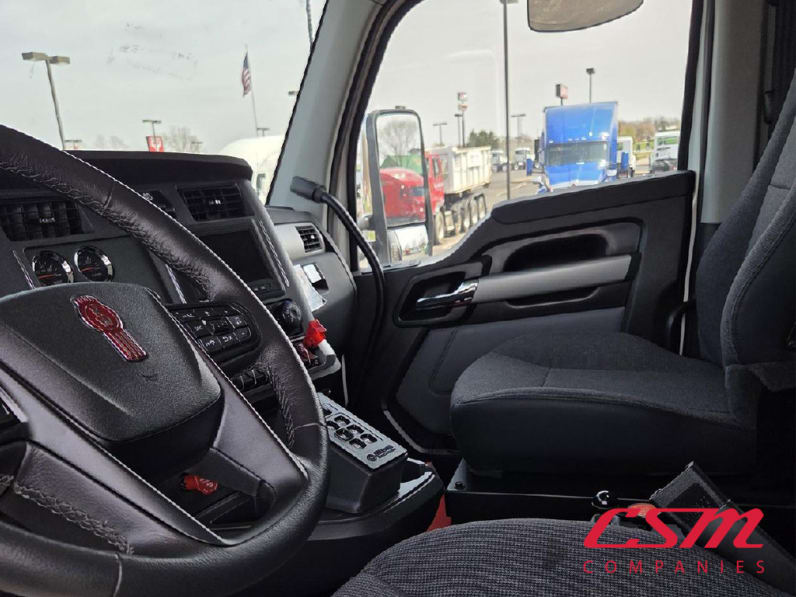 Interior seats for this 2025 Kenworth T880 (Stock number: SJ131612)Weeee