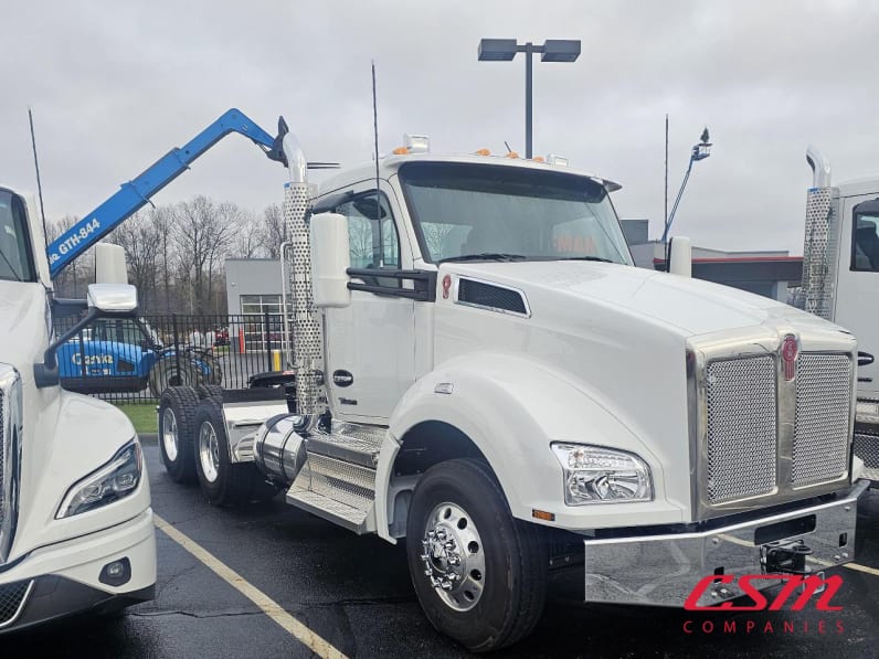Exterior front passenger side for this 2025 Kenworth T880 (Stock number: SJ131619)Weeee