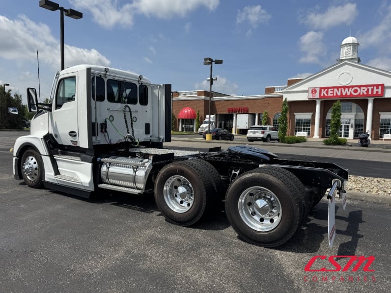 Exterior rear driver side for this 2025 Kenworth T680 (Stock number: SJ131620)Weeee