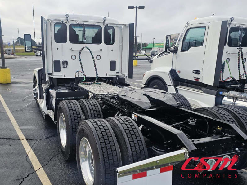Exterior rear driver side for this 2025 Kenworth T680 (Stock number: SJ131621)Weeee