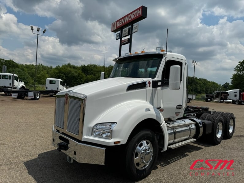 Exterior front drivers side for this 2025 Kenworth T880 (Stock number: SJ131645)Weeee