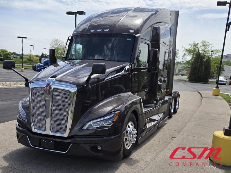Exterior front drivers side for this 2025 Kenworth T680 (Stock number: SJ131673)Weeee
